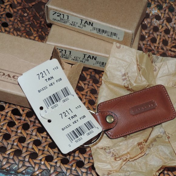 NEW COACH VINTAGE British Tan BROWN LEATHER KEY RING FOB NIB Box & Coach Tissue - Picture 5 of 5